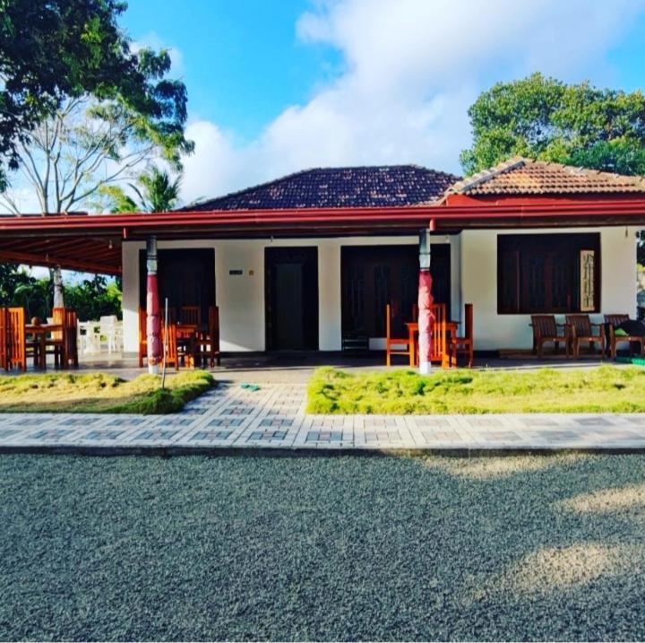 Tharurashmi Sea Pond Villa & Surf Hostel - Hiriketiya Dikwella Eksteriør bilde